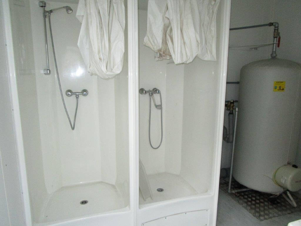 20 Fuss Duo- Umkleideanlage mit Duschen und WC- Bereich – Bild 11