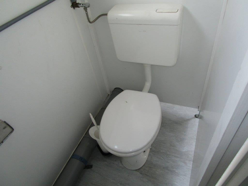 20 Fuss Duo- Umkleideanlage mit Duschen und WC- Bereich – Bild 8