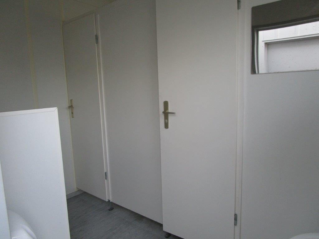 20 Fuss Duo- Umkleideanlage mit Duschen und WC- Bereich – Bild 10